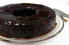 bolo-de-chocolate-que-já-sai-do-forno-com-cobertura.jpg