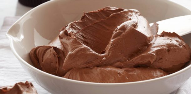 IG1005_chocolate-buttercream-frosting_s4x3-1140x500-610x300