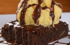 Brownie-com-calda-de-chocolate-e-sorvete-de-creme